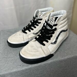 Vans SK8 White and Black High-Top Sneakers Size 8
Skater Women’s